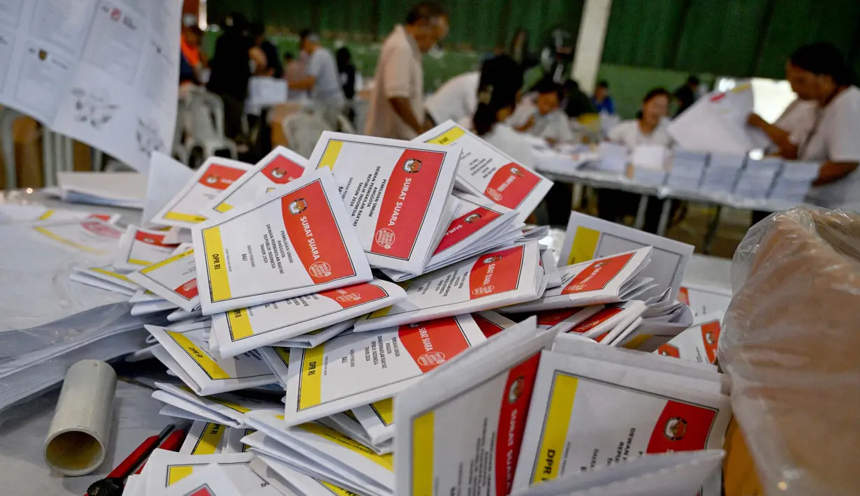 KPU telah melakukan pendistribusian sejumlah logistik pemilu 2024. (SONNY TUMBELAKA/AFP)
