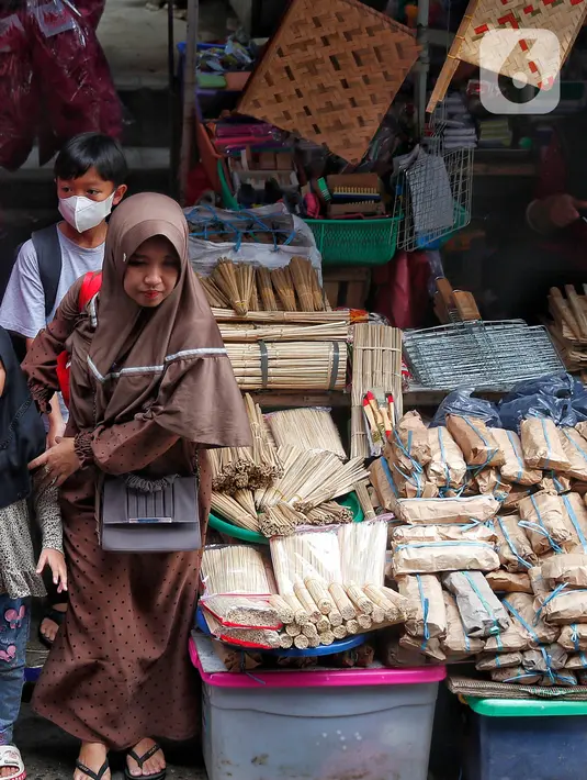 Suasana perayaan Idul Adha sangat identik dengan kegiatan bakar sate. (Liputan6.com/Angga Yuniar)