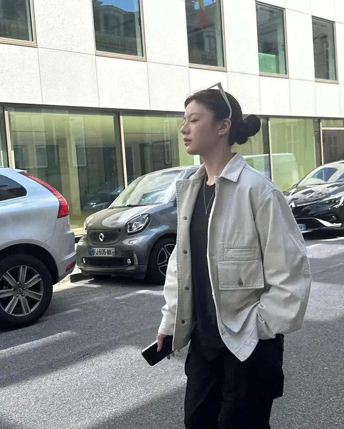 6 Ide Padu Padan Outfit Nongkrong ala Go Yoon Jung, Tampil Kece di Kafe