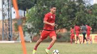 Playmaker anyar Persija Jakarta, Renan Silva, saat mengikuti sesi latihan di Lapangan Sutasoma, Halim Perdanakusuma, Jakarta, Senin (30/7/2018). (Media Persija)