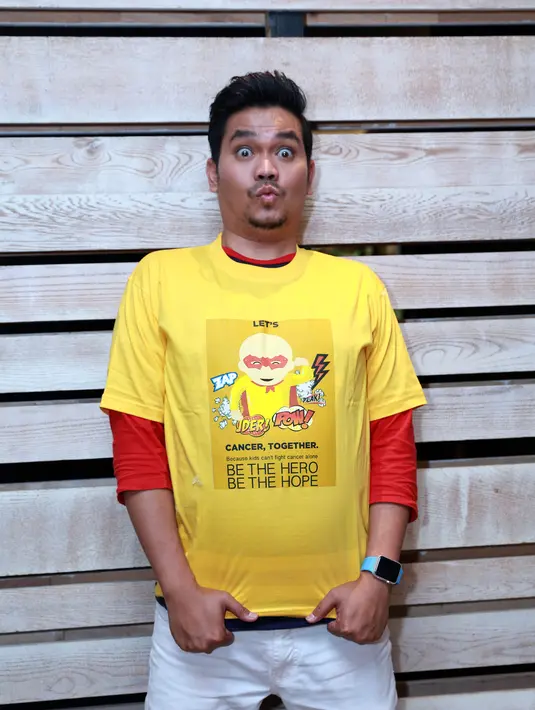 Indra Bekti tidak sendiri, sederet selebriti seperti Tora Sudiro, Ananda Omesh, Dimas Danang, Sogi Indra Dhuaja, dan Melanie Soebono pun siap melelang rambutnya untuk didonasikan kepada anak-anak penderita kanker tersebut. (Wimbarsana/Bintang.com)