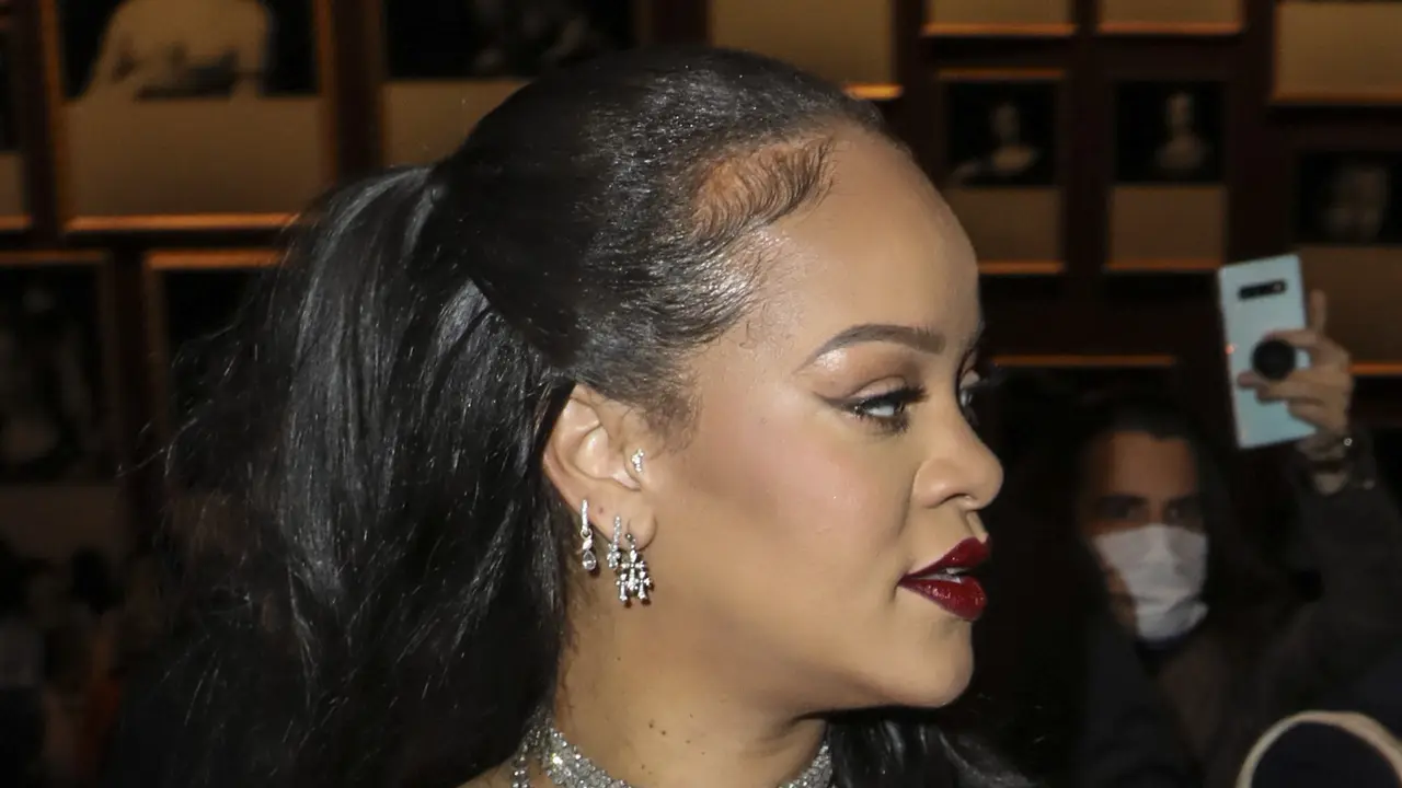 Rihanna Hanya Pakai Lingerie di Fashion Show Dior Paris Fashion Week 2022