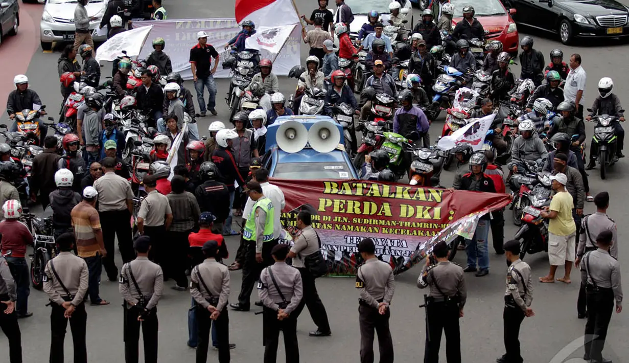 Sejumlah petugas kepolisian terlihat menjaga aksi unjuk rasa massa Front Transportasi Jakarta di Bundaran HI, Kamis (8/1/2015). (Liputan6.com/Faizal Fanani)