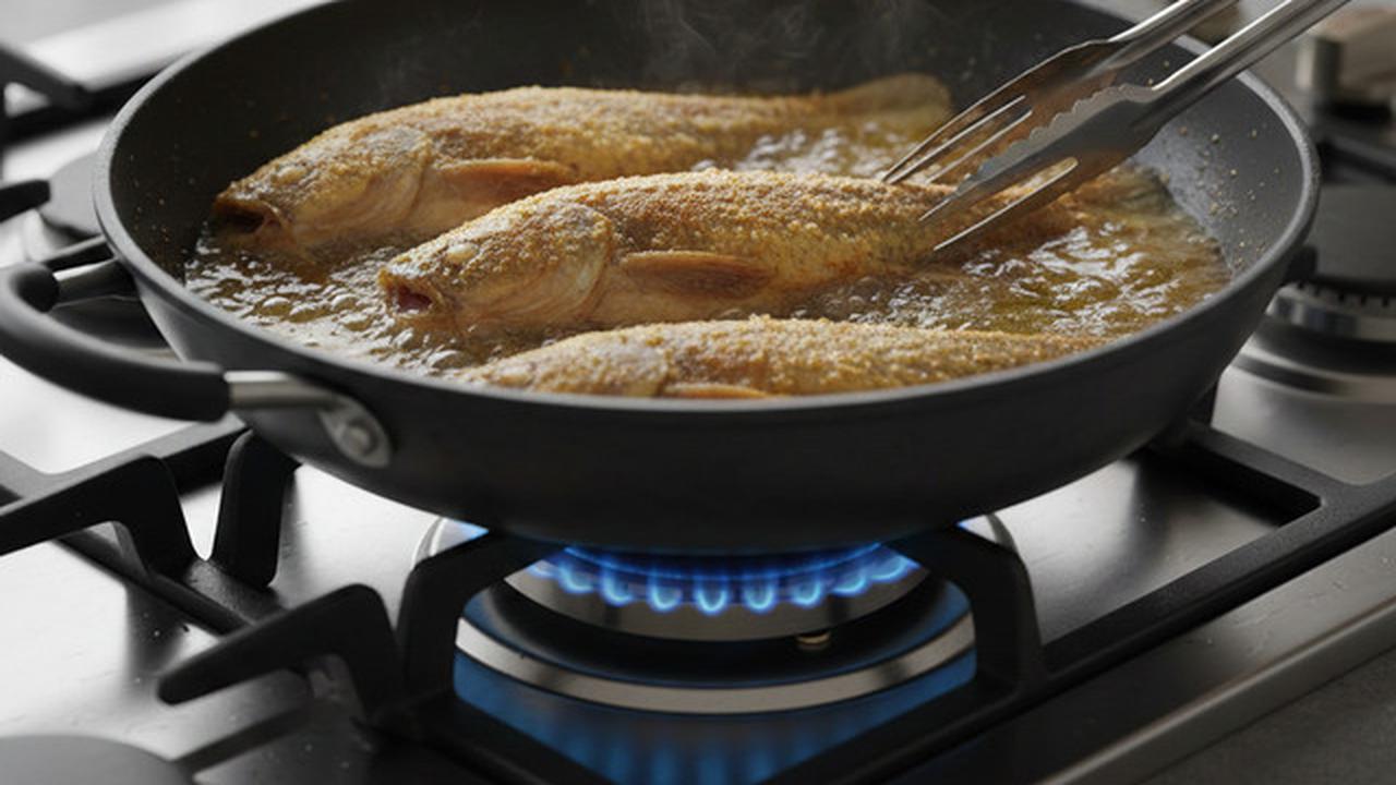 Cara Mengurangi Asap saat Menggoreng Ikan, Tips Agar Minyak Tidak Meletup