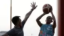 Sejumlah warga bermain basket di kawasan Monas, Jakarta, Jumat (11/10). Kawasan Monas menjadi pilihan warga Jakarta dan pekerja ibu kota untuk berolahraga sore. (Bola.com/Yoppy Renato)