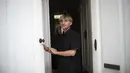 Neil Harbisson, orang pertama di dunia yang memasang antena di tengkoraknya, berpose di Mataro dekat Barcelona pada 23 September 2021. Antena tersebut ditanamkan dan osseointegrasi di kepala Harbisson dan tumbuh dari dalam tulang oksipitalnya. (Josep LAGO / AFP)
