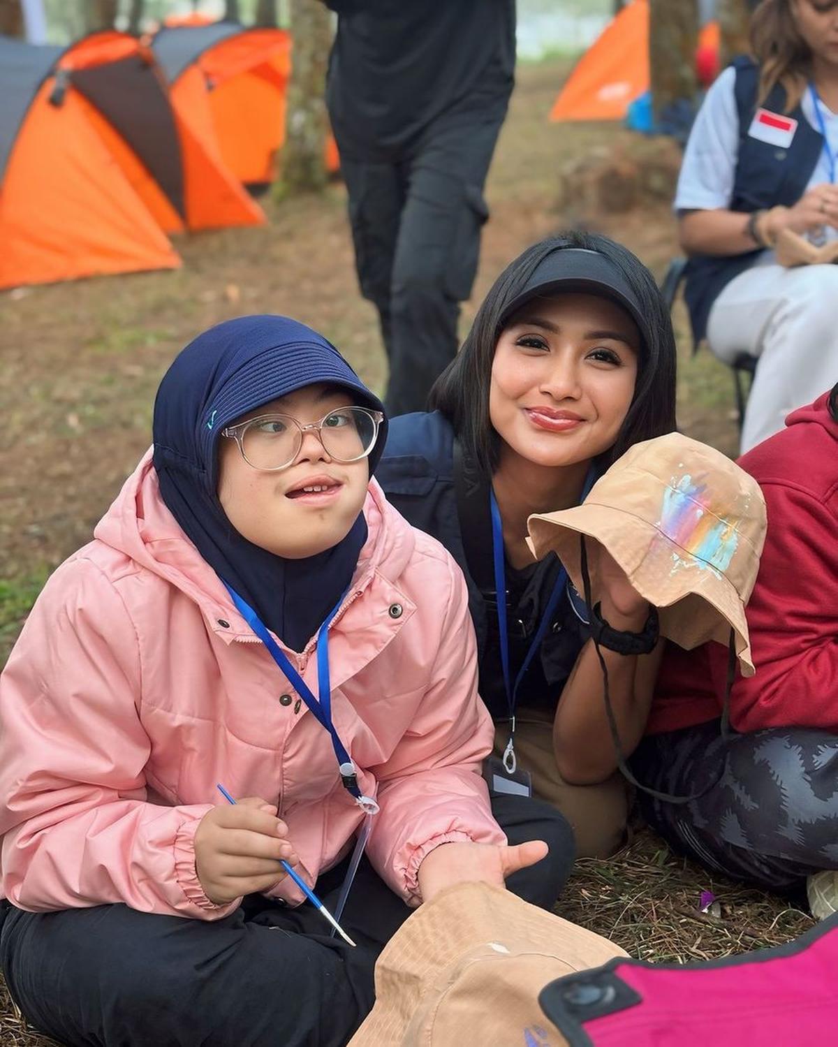 Momo Moriska turut berperan sebagai volunteer dalam acara ini, dan dalam suatu sesi, ia terlihat mengabadikan momennya saat menemani salah satu peserta yang sedang melukis.<br>