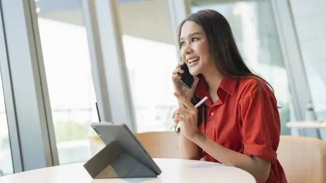 wanita september baju merah