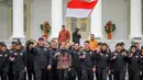 Presiden Indonesia, Joko Widodo (tengah) berjalan bersama para atlet Indonesia yang akan berlaga di Olimpiade Paris 2024 dalam upacara pelepasan di Istana Merdeka, Jakarta, 10 Juli 2024. (BAY ISMOYO/AFP)