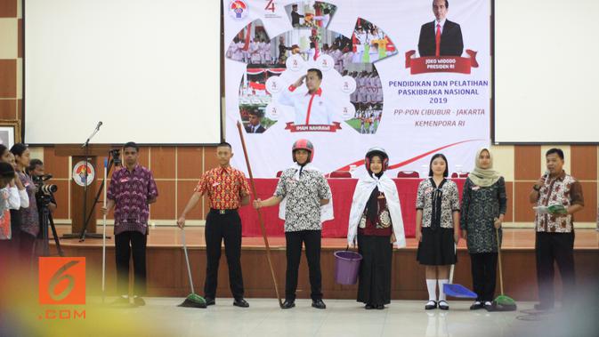 Sumpah Perangkat Desa dibacakan. Pasangan Rafi Ahmad dan Shelly yang terpilih sebagai Lurah mulai menjalankan tugas pada hari ke-3 Diklat Paskibraka 2019, Sabtu, 27 Juli 2019 (Liputan6.com/Sammy 'Azmy)