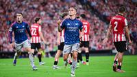 Pemain Arsenal, Leandro Trossard dan Gabriel Martinelli, merayakan gol ke gawang Athletic Bilbao pada matchday pembuka fase liga Liga Champions 2025/2026 di San Mames Stadium pada Selasa, (16/9/2025). (AP Photo/Miguel Oses)
