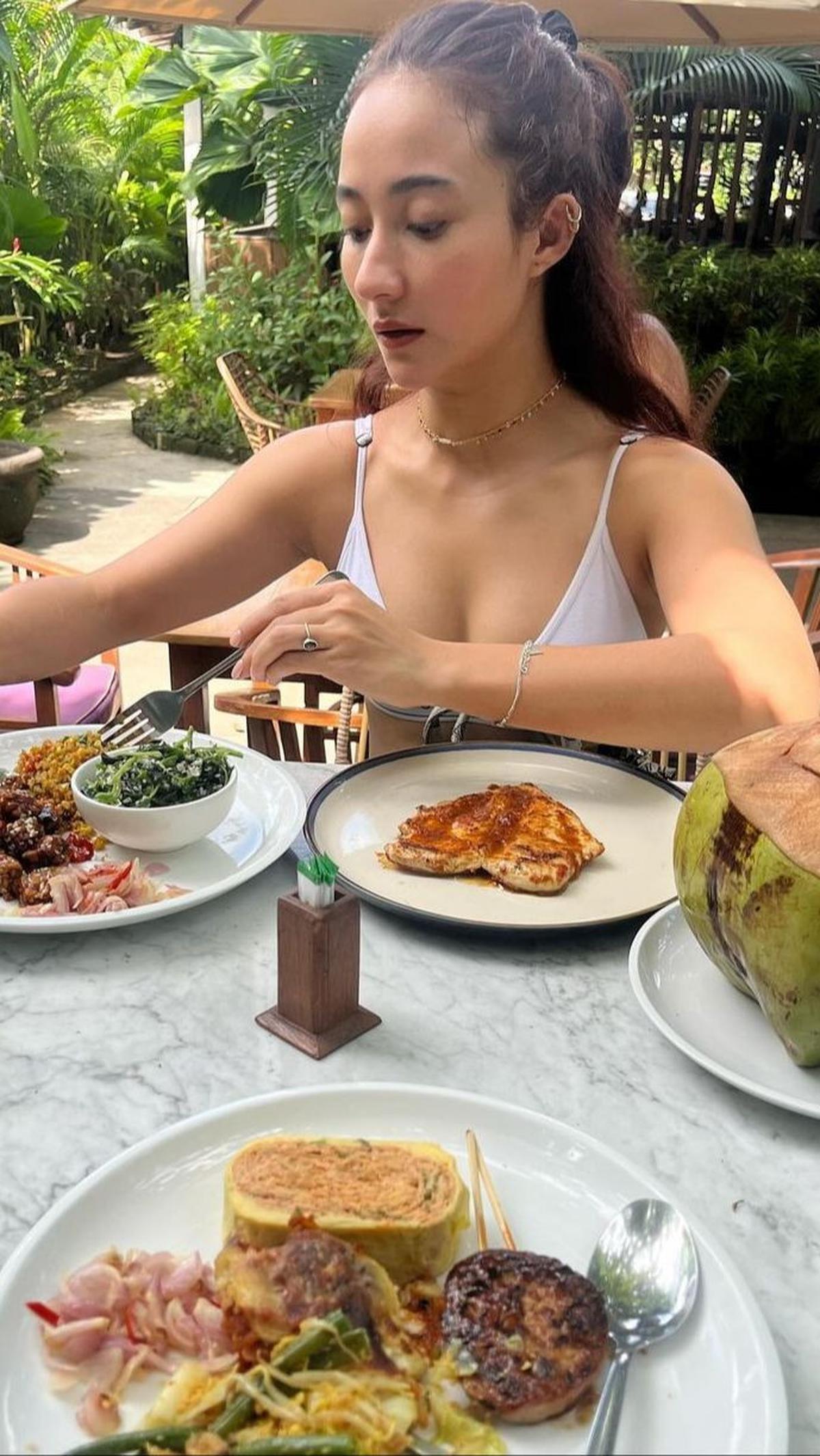 Sarapan Mengenakan Baju Bikini <br>