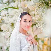 Terbaru, karya sang desainer dipakai Ayu Ting Ting dj momen pertunangannya bersama Muhammad Fardana. Ayu tampil anggun dalam balutan baju kurung berwarna putih. [@alirncopoto]