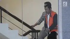 Kadis Kelautan dan Perikanan, Edy Sofyan menuju ruang pemeriksaan di Gedung KPK, Selasa (30/7/2019). Edy Sofyan diperiksa terkait dugaan suap izin prinsip dan lokasi pemanfaatan laut proyek reklamasi di wilayah pesisir dan pulau-pulau kecil Kepulauan Riau Tahun 2018/2019. (merdeka.com/Dwi Narwoko)
