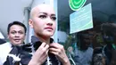 Julia Perez sedang menghadapi perceraian dengan suaminya Gaston Castano. Dalam sidang cerai itu, ia sekalian belajar menerapkan ilmunya. (Adrian Putra/Bintang.com)