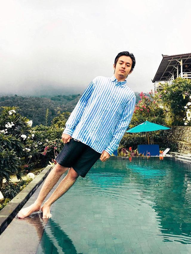 6 Potret Terbaru Angga Yunanda yang Kini Berkumis, Bikin Pangling