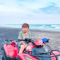 El Barack tampil segar dengan potongan rambut barunya. (Foto: Instagram/inijedar)