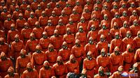 Pasukan Korea Utara yang mengenakan masker gas dan setelan jas merah terang berparade selama perayaan ulang tahun ke-73 negara itu di Pyongyang, Kamis (9/9/2021). Korea Utara dilaporkan menggelar parade militer pada Kamis dini hari. (Korean Central News Agency/Korea News Service via AP)
