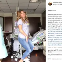 Menjalani kemoterapi bukan merupakan hal yang menakutkan, buktinya wanita ini masih asyik menari dengan kawannya. (via: Instagram/@anaaleciaayala).