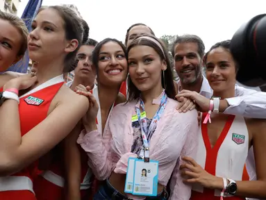 Model Bella Hadid (tengah) berpose saat foto bersama dengan gadis-gadis grid menjelang perlombaan Formula Satu, di arena pacuan kuda Monaco, di Monaco, (27/5). (AP Photo / Luca Bruno)