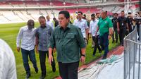 Ketua Umum PSSI merangkap Ketua LOC Erick Thohir saat melakukan inspeksi di Stadion Utama Gelora Bung Karno (SUGBK), Senayan, Jakarta, Senin (13/3/2023). Pemerintah dan PSSI meninjau stadion yang akan digunakan jelang Piala Dunia U-20 2023 pada 20 Mei hingga 11 Juni mendatang. (Liputan6.com/Angga Yuniar)