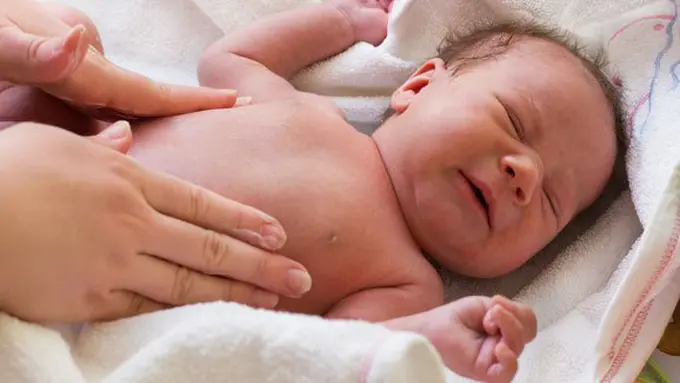 Memijat bayi/Copyright Shutterstock