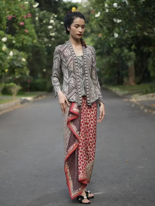 Padu padan kebaya kutubaru batik warna monokrom dan kain lilit batik warna merah bisa jadi inspirasi tampilan tabrak motif. [@binhouse_official].