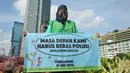 Seorang wanita yang tergabung dalam Masyarakat Peduli Lingkungan melakukan aksi untuk memperingati Hari Bumi Sedunia di Bundaran HI, Jakarta, Minggu (22/4).(Liputan6.com/Gempur M Surya)