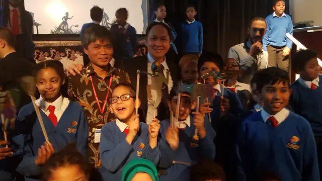 Siswa-siswi Tollgate Primary School, London, saat memainkan gamelan dan wayang