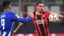 Ismael Bennacer. Gelandang bertahan Aljazair berusia 24 tahun yang kini menjalani musim ketiganya bersama AC Milan ini kini berbanderol 30 juta euro, mengalami penurunan 8 juta euro dari sebelumnya 38 juta euro. Penampilan yang tak secemerlang musim lalu jadi alasannya. (AFP/Marco Bertorello)