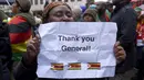 Demonstran memegang kertas bertuliskan "Thank You General" dalam aksi protes di luar Kedutaan Besar Zimbabwe di London, Sabtu (18/11). Warga Zimbabwe yang menetap di Inggris berkumpul mendukung runtuhnya rezim Presiden Robert Mugabe. (NIKLAS HALLE'N/AFP)