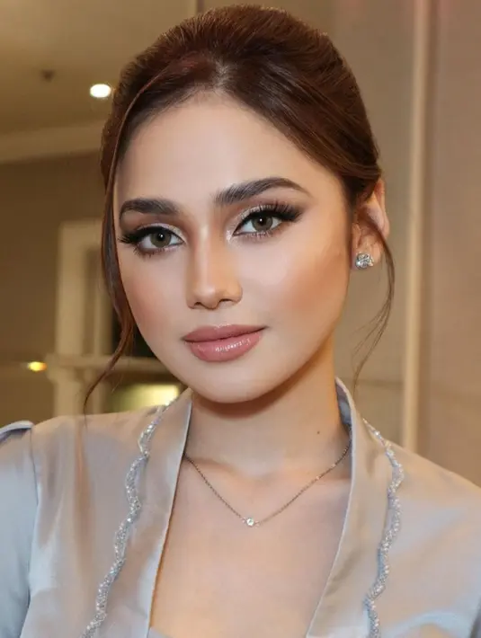 Syifa Hadju sengaja menggunakan makeup full wajah untuk kondangan ke orang terdekatnya [Instagram/syifahadju]