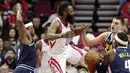 Pebasket Houston Rockets, James Harden, berusaha melewati pemain Denver Nuggets pada laga NBA di Toyota Center, Selasa (8/1). Houston Rockets menang 125-113 atas Denver Nuggets. (AP/Michael Wyke)