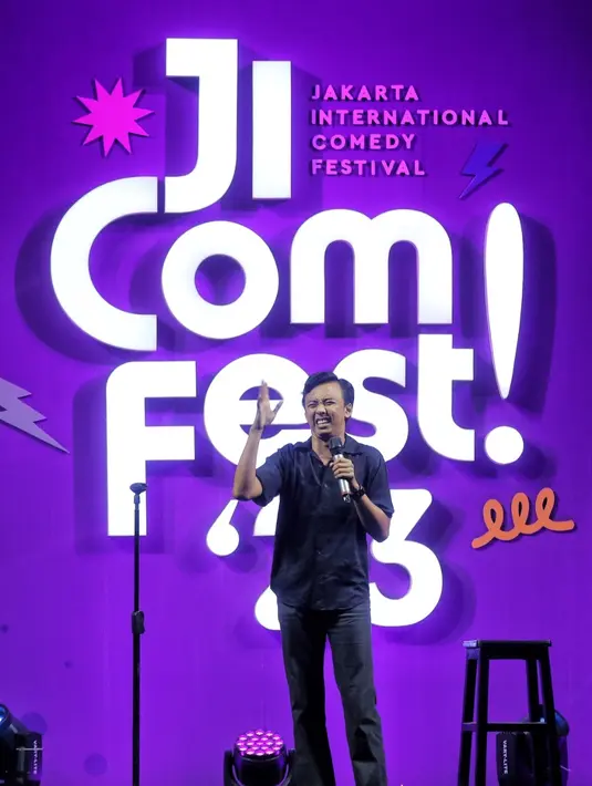 Dalam sesinya, Fajar Nugra membahas materi series yang pernah diperaninya berjudul "Open BO". Adapun, Open BO menceritakan kehidupan seorang perempuan yang harus menghadapi kerasnya dunia.[Fimela.com/Adrian Utama Putra]