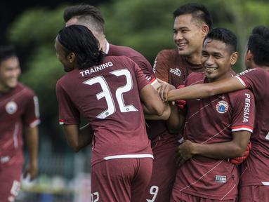 Pemain Persija Jakarta, Ramdani Lestaluhu, tertawa bersama rekan-rekannya saat latihan di Lapangan ABC, Jakarta, Jumat (30/3/2018). Latihan ini persiapan jelang laga Liga 1 melawan Arema FC. (Bola.com/Vitalis Yogi Trisna)