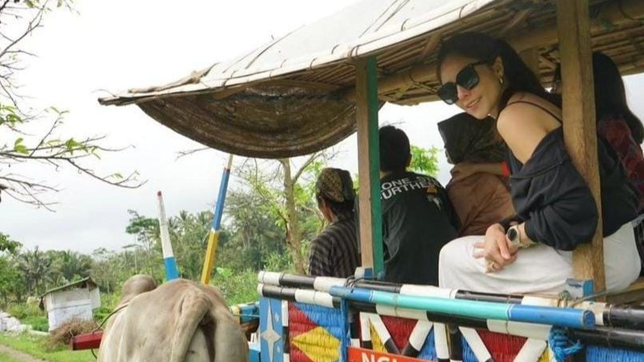 "Bentar yaa,.. mau keliling sawah naik Pedati trus nyemplung di sungai duluuu..... Thank you @tegsaadventure yang udah aturin ini semua," kata Wulan dalam keterangan fotonya di laman instagram pribadinya.