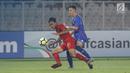 Pemain Timnas Indonesia U-19, Rachmat Irianto (kiri) berebut bola dengan pemain Chinnese Taipei saat laga penyisihan Grup A Piala AFC U-19 2018 di Stadion GBK, Jakarta, Kamis (18/10). Babak pertama berakhir imbang 0-0. (Liputan6.com/Helmi Fithriansyah)