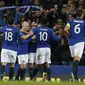 Steven Naismith mendapatkan selamat dari rekan-rekannya usai mencetak gol ketiga untuk Everton (REUTERS/Andrew Yates 0