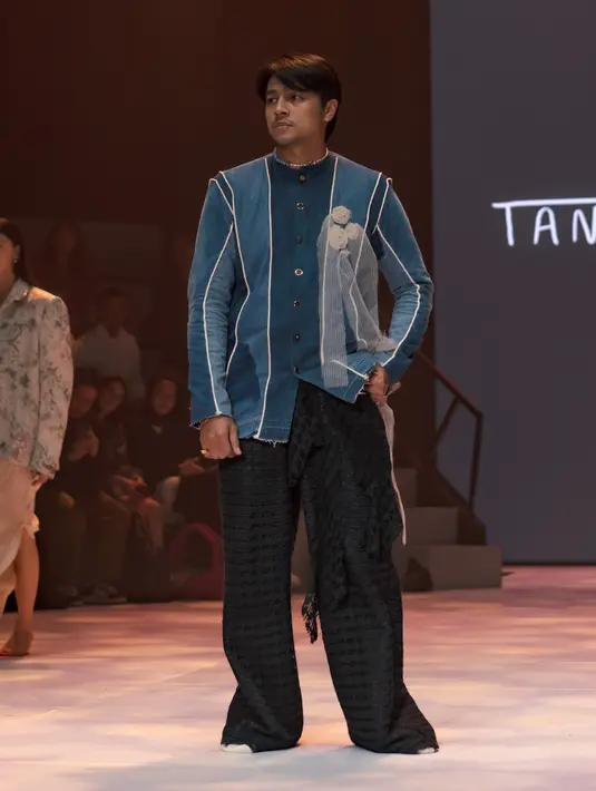 Lewat desain mereka, Richard dan Wiradiputra mengajak individu untuk menghargai setiap momen, baik yang menyenangkan, maupun menantang, saat mereka memulai perjalanan pertumbuhan dan penemuan diri yang tak lekang oleh waktu. [Foto: Document/Plaza Indonesia]