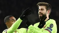 Gerard Pique mencetak gol kedua Barcelona saat melawan PSV (EMMANUEL DUNAND / AFP)