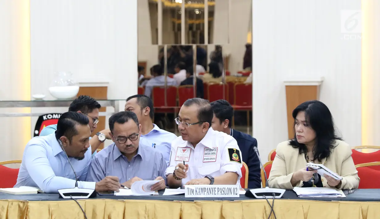 Tim Kampanye Paslon 02 saat menghadiri pengundian dan penetapan penyiaran debat pasangan Calon Presiden dan Wakil Presiden Pemilu 2019 di Jakarta, Rabu (26/12). Lima sesi debat akan dilaksanakan di Jakarta. (Liputan6.com/Helmi Fithriansyah)