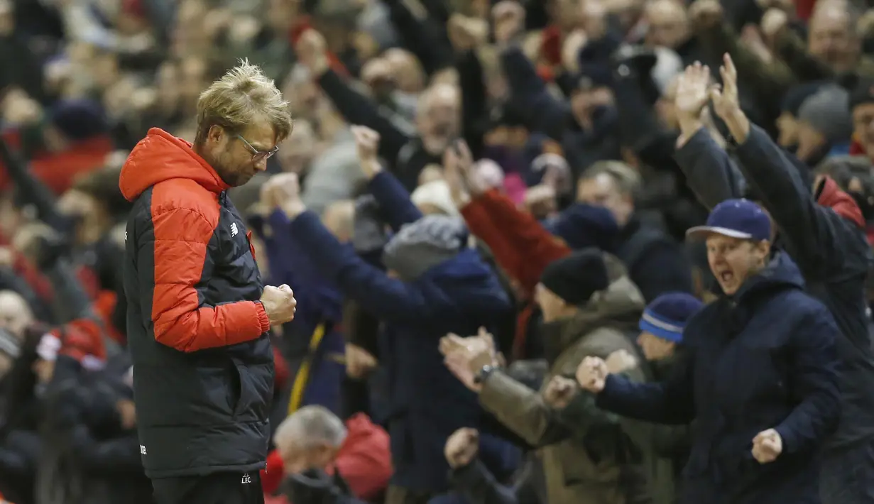 Pelatih Liverpool,  Juergen Klopp  terlihat senang saat James Milner mencetak gol pada lanjutan Liga Premier Inggris antara Liverpool vs Swansea City di Stadion Anfiled, Senin (30/11/2015) dini hari WIB. LIverpool menang 1-0.  (Reuters/Carl Recine)