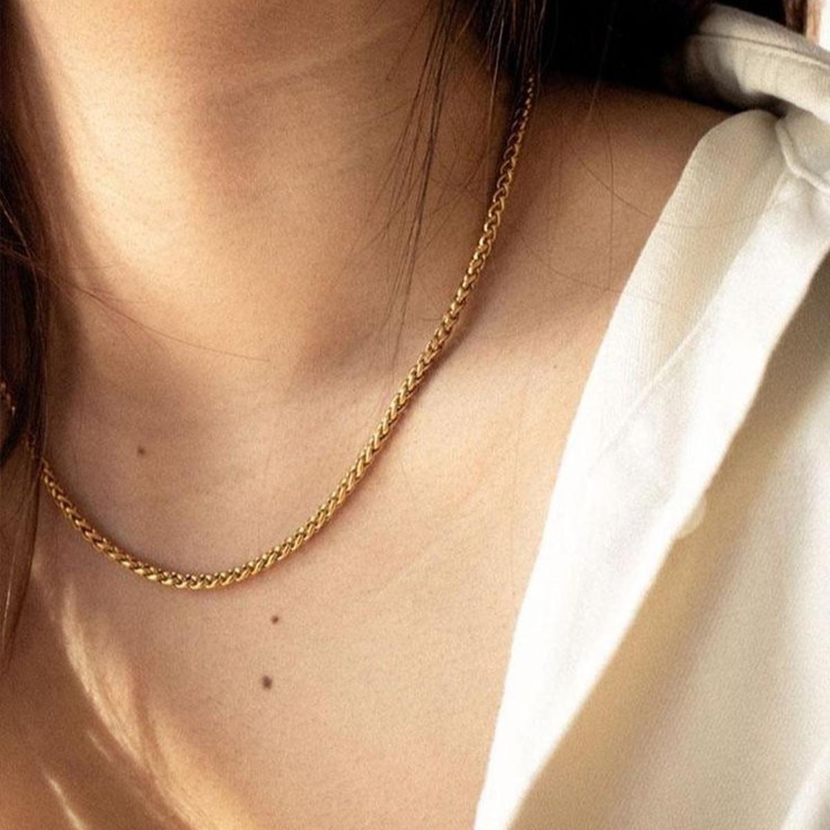 Ilustrasi Kalung Yellow Gold dengan Rantai Tipis (©Pinterest)