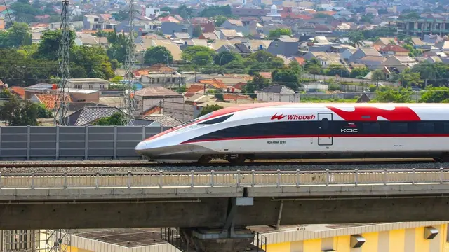 Kereta Whoosh Berhenti di Kopo