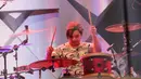 Aksi Brian, drummer band Sheila On 7 di panggung Java Jazz 2015 di JIExpo, Jakarta, Jumat (6/3). Sejumlah musisi Tanah Air dan dunia memeriahkan panggung Java Jazz di hari petama. (Liputan6.com/Faizal Fanani)