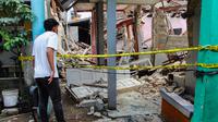 Warga melihat kondisi salah satu rumah yang hancur pasca-ledakan di kawasan permukiman Pondok Cabe Ilir, Pamulang, Tangerang Selatan, Banten, Jumat (12/9/2025). (merdeka.com/Arie Basuki)