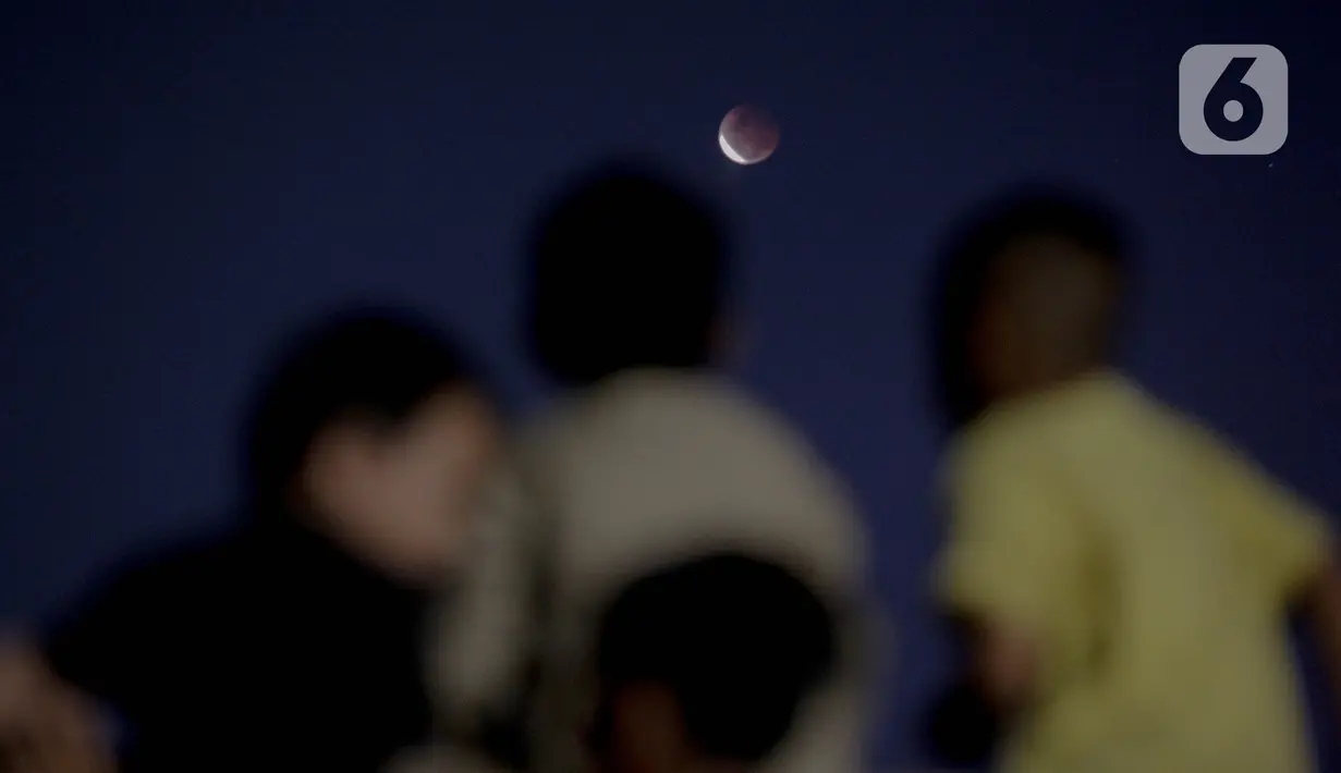 Fase gerhana bulan total terlihat di kawasan Petamburan, Jakarta, Rabu (26/5/2021). Gerhana bulan total tersebut terjadi selama sepuluh menit mulai dari pukul 18.09 WIB hingga 18.18 WIB. (Liputan6.com/Faizal Fanani)