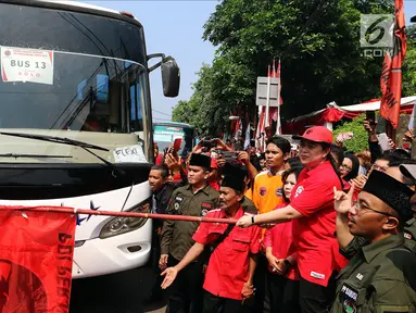 Ketua DPP PDIP nonaktif, Puan Maharani secara simbolis melepas peserta mudik gratis PDIP di Kantor DPP PDIP, Jakarta, Selasa (12/6). Sebanyak delapan ribu peserta diberangkatkan hari ini. (Liputan6.com/JohanTallo)