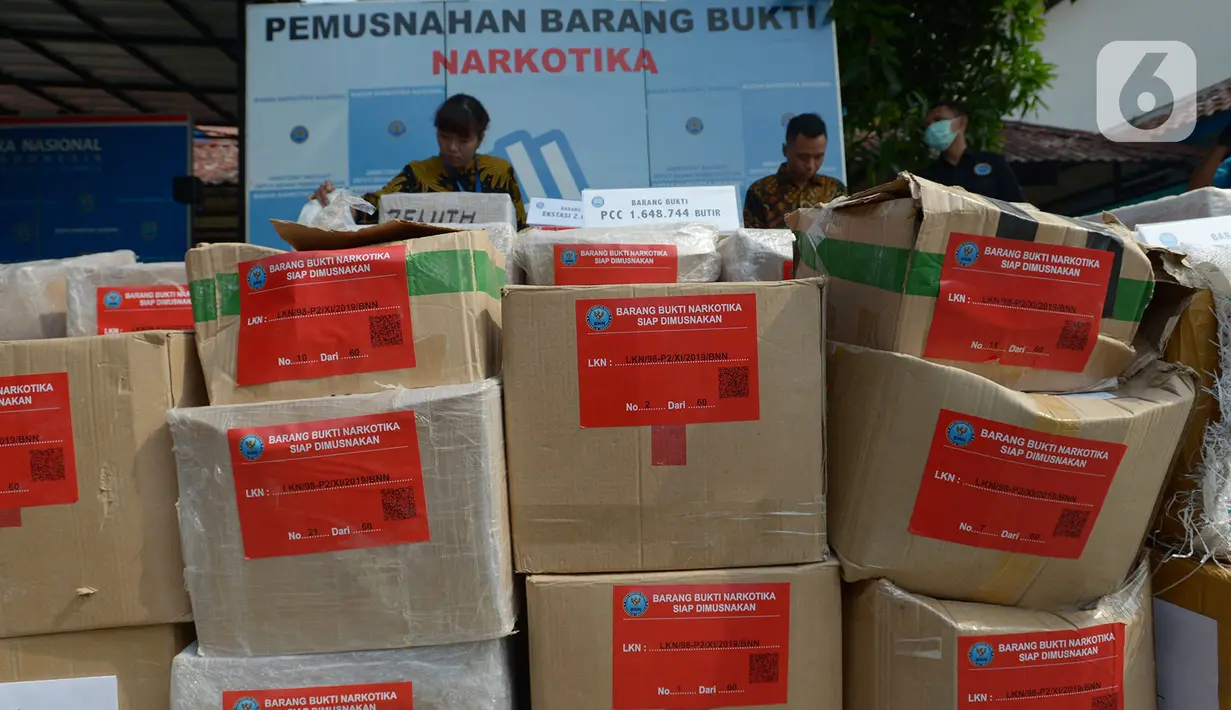 Petugas memperlihatkan barang bukti hasil tindak pidana Narkotika untuk dimusnahkan di Lapangan Parkir Badan Narkotika Nasional (BNN), Jakarta, Jumat (20/12/2019). Barang bukti narkoba ini didapatkan BNN dari penggerebekan pabrik hingga cara penyeludupan dari Prancis ke Indonesia. (merdeka.com/Imam