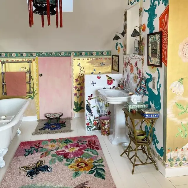 seniman lukis isi rumah